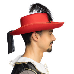 Červený mušketýrský klobouk s peřím